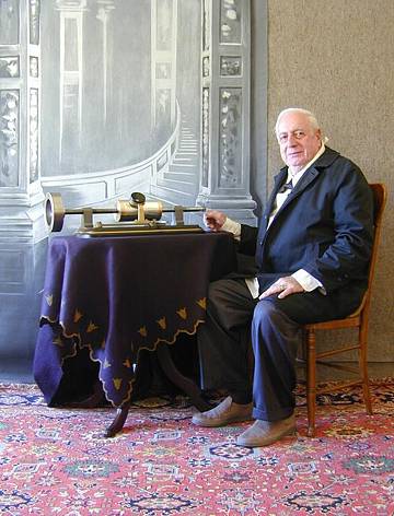 Aaron Cramer as Thomas Edison